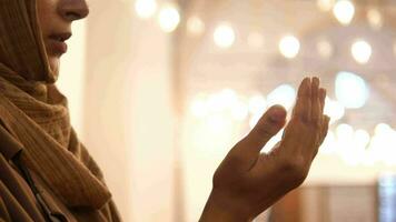 muçulmano jovem mulher dentro hijab é Rezar dentro mesquita. video