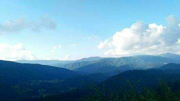 azul cielo y nubes Moviente terminado el montañas. hora lapso video. video