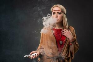 retrato de sexy joven hipster de fumar vaping muchacha. el mujer es vestido en el estilo de un boho vapor concepto. vaping cigarrillo electrónico. foto