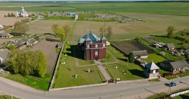 aérien vue sur en bois catholique église dans campagne video