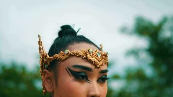 une d'or costume et couronne usé par une Royal Princesse tandis que permanent video
