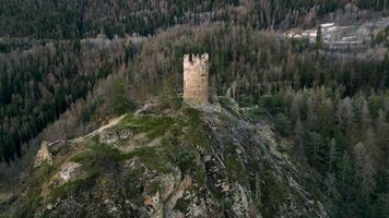 aereo davanti Visualizza di il Montmayeur castello aosta valle italia.jpg video
