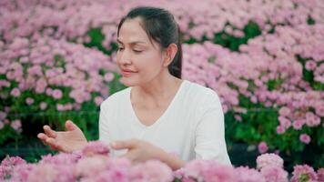 content femme dans spacieux rose fleur jardin video