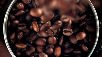 kaffe bönor falla in i de skål. filmad på en hög hastighet kamera på 1000 fps. hög kvalitet full HD antal fot video