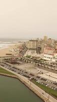 vertical vídeo cidade do povoa de Varzim dentro Portugal aéreo Visão video