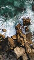 vertical vídeo de maravilloso mar acantilado. naturaleza paisaje parte superior ver video