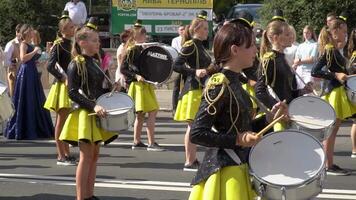 ternopil, Ucrânia Julho 31, 2020. rua desempenho do festivo marcha do bateristas meninas dentro amarelo Preto fantasias em cidade rua. rua música conceito video