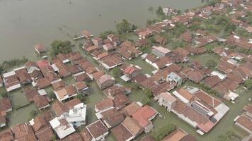 antenne dar beeldmateriaal van Bewoners huizen wezen overstroomd in demak, centraal Java, Indonesië 4k dar video - zichtbaar udara situatie banjir di kabupaten demak, jawa tenga, Indonesië