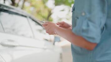 femme les usages le téléphone à appel un Assurance agent car de un accident ou voiture panne. et recherche pour voiture réparation magasins tandis que tournée le campagne. notifier le Assurance entreprise video