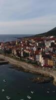 verticaal video van stad kust in Galicië Spanje antenne visie
