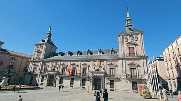 historisch Madrid gebouw facade, facade van een klassiek gebouw in de historisch centrum van Madrid, Spanje. video