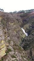 verticale vidéo de courant dans le montagnes aérien vue video