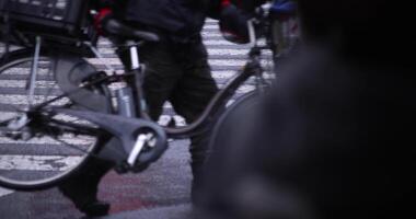 jambes de en marchant gens sur le traversée Jour de pluie video