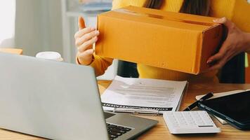 affärskvinna starta småföretag entreprenör sme framgång .frilansande kvinna som arbetar hemma med paketleverans online. sme och förpackningsleveranskoncept video