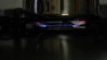 unkenntlich Frau Hand drehen auf Herd schalten, Beleuchtung Küche Brenner von Gas Herd drinnen. Herd Brenner Zünden in Blau Kochen Flamme. natürlich Gas Entzündung. schließen hoch, schleppend Bewegung. video