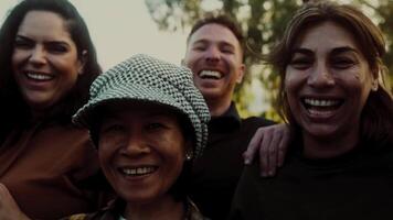 uma grupo do pessoas sorridente e rindo juntos video
