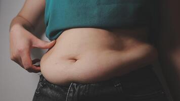 mulheres corpo gordo barriga. obeso mulher mão segurando excessivo barriga gordo. dieta estilo de vida conceito para reduzir barriga e forma acima saudável estômago músculo. video