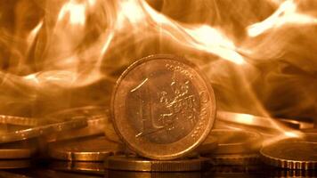euro pièces de monnaie sur Feu. filmé est lent mouvement 1000 ips. haute qualité Full HD métrage video