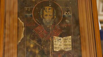 Russland - - Moskau, 25 März 2020. schließen oben von heilig Symbol mit heilig Figurenvon das östlichen orthodox Kirche, Religion Konzept. Lager Filmaufnahme. uralt wertvoll Symbol zeigen biblisch Geschichte. video