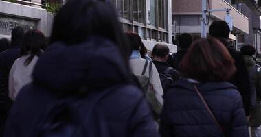 ein Menge von Gehen Menschen auf das Stadt Straße lange Schuss video