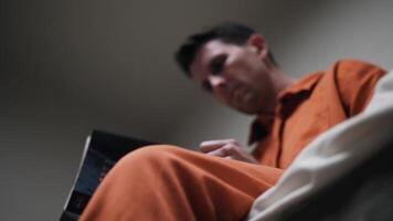 Christian prisonnier détenu dans prison cellule en train de lire Bible video