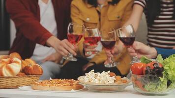 vacanza evento persone applauso ogni altro con Champagne e vino video