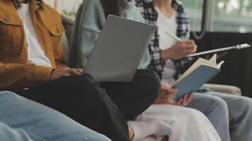 giovane amici sospeso sociale media concetto video
