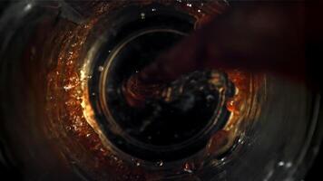 häller svart kaffe in i en glas. topp se. filmad på en hög hastighet kamera på 1000 fps. hög kvalitet full HD antal fot video