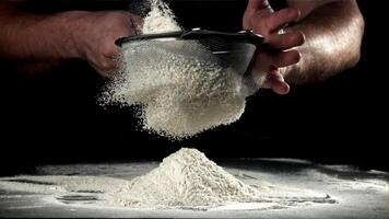 a cozinhar peneirar a farinha. filmado em uma alta velocidade Câmera às 1000 fps. Alto qualidade fullhd cenas video