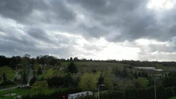 alto ángulo ver de británico campo paisaje de renacer aldea, Inglaterra unido Reino durante puesta de sol. abril 7, 2024 video