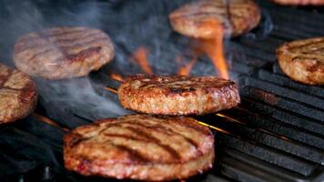 barbecue per un' Hamburger cucinato su un Aperto fuoco e trasformato al di sopra di carne tortini terra tritato carne pronto fritte e molto gustoso girare al di sopra di con un' spatola su fuoco. il fuoco appena ustioni e è molto gustoso video