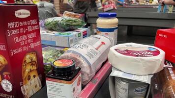 costco vendita all'ingrosso vicino denaro contante Registrati, drogheria menzogna su cintura per acquisto crostini acero sciroppo salsa arancia succo Brie formaggio fare pipì fragole mondo Filadelfia hamburger tortini persone imballare merce in borse video