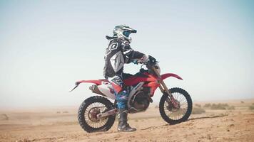 Motorcyclist in the desert stand on the road. video