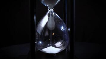 reloj de arena blanco arena Temporizador - concepto para hora corriendo fuera 9 9 video