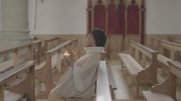 fiel fêmea pessoa fazendo religioso espiritual orar ritual video