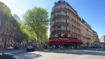 ingång från de affär till de ångra de paris 15.04.22 paris Frankrike video