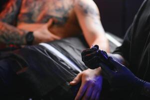 profesional tatuaje artista hace un tatuaje foto