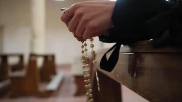 femme fait du le chapelet séance prier dans église pour paix video