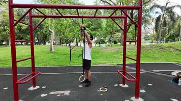 asiatique homme pratiquant gymnastique Faire gymnastique bar et cerceau des exercices et élongation et repos pour des sports. video
