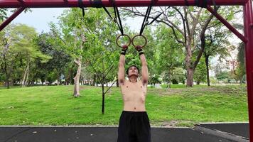 asiatique homme pratiquant gymnastique Faire gymnastique bar et cerceau des exercices et élongation et repos pour des sports. video