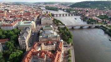 stad Prag, bro och gator, antenn se, vltava flod. video