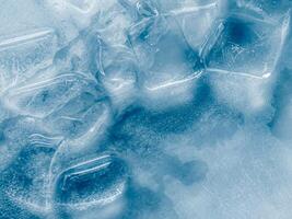 cubos de hielo fondo,cubitos de hielo textura, cubitos de hielo papel pintado, hielo ayuda a sensación refrescado y frio agua desde el cubos de hielo ayuda el agua actualizar tu vida y sensación bueno.hielo bebidas para refresco negocio foto
