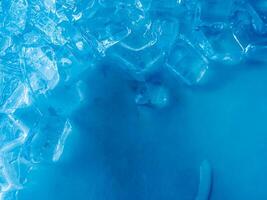cubos de hielo fondo,cubitos de hielo textura, cubitos de hielo papel pintado, hielo ayuda a sensación refrescado y frio agua desde el cubos de hielo ayuda el agua actualizar tu vida y sensación bueno.hielo bebidas para refresco negocio foto