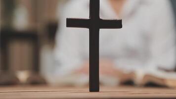 cristiano vida crisis oración a dios. mujer orar para Dios bendición a deseando tener mejor vida. hembra manos Adoración a dios. mujer manos Orando a dios. mendicidad para perdón y creer en bondad. video