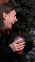 encontro amigos dentro uma cafeteria tarde meninas beber café suco bebidas em a rua dentro uma cafeteria dentro uma restaurante comunicação adolescentes jovem pessoas encontro video