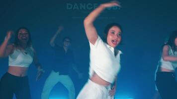 energético grupo danza en un club con azul Encendiendo video