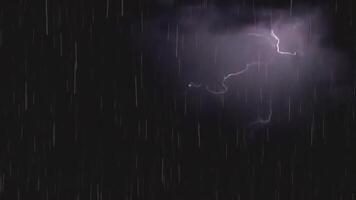 ein Blitz Bolzen ist gesehen im das dunkel Himmel video