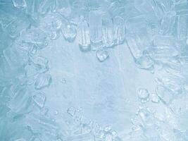 cubos de hielo fondo,cubitos de hielo textura, cubitos de hielo papel pintado, hielo ayuda a sensación refrescado y frio agua desde el cubos de hielo ayuda el agua actualizar tu vida y sensación bueno.hielo bebidas para refresco negocio foto