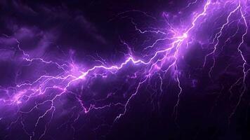 4k caracteristicas un espectacular monitor de púrpura relámpago tornillos brillante a través de un oscuro Tormentoso noche cielo. el vívido púrpura matices crear un fascinante y dramático visual efecto video