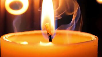 avvicinamento di ardente candela fiamma. video